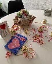 Genesungswünsche an unsere Regionalleiterin. Geschenke, Luftschlangen und Konfetti sowie Muffins und Blumen auf einem Tisch