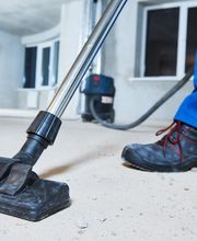 Bauzwischenreinigung
Professionelle Reinigungsfachkräfte sorgen bei der Bauzwischenreinigung und Bauschlussreinigung in Häusern und Wohnungen sowie baubegleitenden Flächen für ein erfolgreiches Ergebnis. Unser qualifiziertes Team koordiniert die zu erbringenden Reinigungsleistungen in Abstimmung mit der Bauleitung vor Ort. Wir beseitigen zudem sämtliche Bauabfälle während und nach dem Bauprozess. 

Gerne erstellen wir für Sie ein massgeschneidertes Konzept für die Baureinigung Ihrer Immobilie.