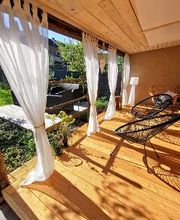 Weinlounge im Garten