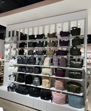 Taschen- und Rucksackabteilung. Abgebildete Produkte, Preise, Aktionen und Verfügbarkeiten können je nach Zeitpunkt und Standort variieren.