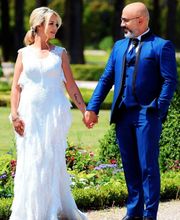 Stilvolles Paar im sonnigen Park