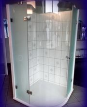 u. a. mit Ganzglasduschen