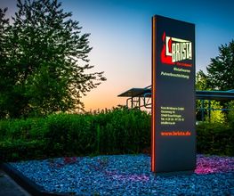 Gerader Werbepylon mit LED Beleuchtung