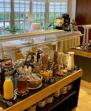 Bio Säfte, frisch geschnittener Obsalat und gesunde Müsliauswahl