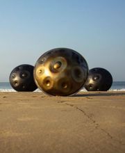 Die Svaraa Handpans sind extrem ausgewogene und professionelle Musikinstrumente, die sich ideal für Studioaufnahmen und Konzerte eignen. Durch ihre leichte und vielseitige Spielbarkeit eignen sie sich natürlich ebenso für ambitionierte Anfänger, wie erfahrene Handpan Spieler. 

Du kannst die Black Magic Handpan im Handpan Showroom Aschaffenburg ausprobieren und kaufen oder bei www.Handpan.World online bestellen.