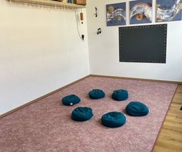 Gemütlicher Kursraum mit Sitzkissen, Büchern und liebevoll gestalteter Musikecke - Luft(T)raum Leipzig