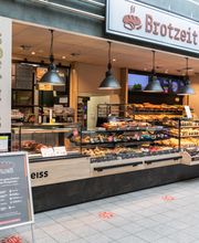 Bäckerei
Unsere Backwaren kommen von regionalen Bäckern, dem Bäcker Schuhmacher-Teerling, dem Kruse Lecker Bäcker und der Bäckerei Gratzke. Außerdem befindet sich vor den Kassen auch ein markteigener Bäcker. Lass dir ein leckeres Stück Kuchen mit Kaffee schmecken oder nimm ein paar Brötchen mit nach Hause. Unsere Backwaren werden täglich frisch zubereitet und stehen für dich zur Mitnahme bereit. Neben Brot, Brötchen und Gebäck sind auch ein paar kleine Snacks, für den Hunger zwischendurch, vorhanden. Folge einfach dem Duft der frischen Backwaren oder dem Abteilungsschild.Abteilung geschulte Mitglieder unseres Marktes und helfen gerne bei der Auswahl oder dabei den Lieblingswein zu finden. Frag uns einfach.