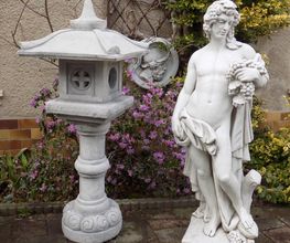 Steinlaterne und Weingeist Dionysos als Gartendekoration
