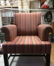 Martin Otto Thie Raumgestaltung Inh. Aline Sander e.K. Handgefertigter Sessel mit farbiger Streifenpolsterung, aufgearbeitet in einer Werkstatt. Beispiel klassischer Polsterarbeit mit Stoffauswahl und handwerklicher Präzision.