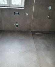 Bad mit Großformatigen Fliesen, Barrierefreie Dusche.