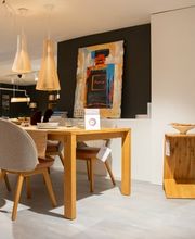 Hochwertiges Esszimmer-Ensemble aus Massivholz in der Möbelausstellung von Möbel Schmitz in Trier. Entdecken Sie nachhaltige Esstische, bequeme Polsterstühle und moderne Beleuchtung für Ihren Essbereich.