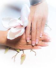 Manikür in Chemnitz Die Hände sind die Visitenkarte zur Persönlichkeit eines Menschen. Zu einer perfekten Maniküre gehört das Formen der Nägel, das Pflegen der Nagelhaut und der Hände