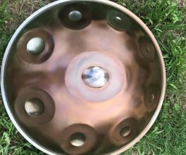 Spüre die kraftvolle Essenz der Musik mit der Magical Handpan. Die tiefe Resonanz und die Vibrationen, die aus dem präzisen Design und dem Sustain resultieren, können sowohl Spieler als auch Zuhörer vierl Freude bereiten.
Du kannst die Magical Handpan im Handpan Showroom Stuttgart ausprobieren und kaufen oder bei www.Handpan.World online bestellen.