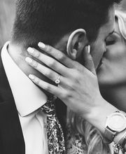 Die frisch verheirateten Eheleute küssen sich voller Leidenschaft, um den Abschluss ihrer bewegenden Freien Trauung zu feiern.