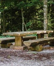 Eine Sitzgruppe am Wegesrand lädt zum Verweilen im FriedWald Elisenruhe ein.
