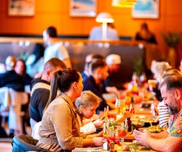 We are Mauritius, gutes Essen schmeckt noch besser, wenn man es teilt! Lachen, anstoßen, genießen – genau so geht ein perfekter Tag im Mauri. Ob mit der Crew, der Family oder deinem Lieblingsmenschen – hier dreht sich alles um gemeinsame Genussmomente.