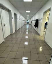 E&E Gebäudereinigung Professionell gereinigter Flur mit hochglänzendem Fliesenboden, hellen Wänden und klarer, ordentlicher Struktur – ideal für ein hygienisches und gepflegtes Erscheinungsbild in öffentlichen Gebäuden.