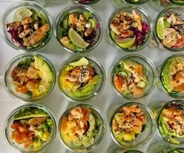 dean&david Catering | Pforzheim - Bunte Bowl-Auswahl im Glas mit gegrilltem Hähnchen, Limette, Gurke, Rotkohl sowie Lachs, Avocado und Mango für frisches Business Catering.