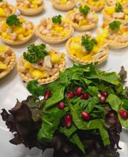 Tartelettes mit gebratener Hähnchenbrust oder geräuchertem Tofu, frischer Mango und Chilli-Crèmefraîche