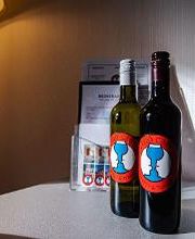 Hotel Albergo Carcani by Ketty & Tommy in Ascona – Minibar mit exklusiven Weinen des Hauses