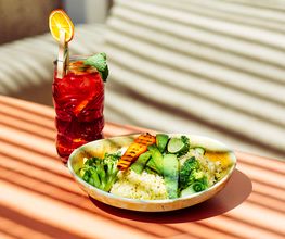 Unsere Bowls - Ein Gericht mit vielen gesunden Superfoods.
Die Zutaten bestehen aus rohen, gekochten, warmen und kalten Komponenten sowie frischen Toppings. Kurz gesagt: Gesund, leicht und lecker.