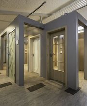 Türenausstellung mit Originaltüren in Holz, Glas, Kunststoff, Metall sowie  Mustertore, Fenster und Beschläge.