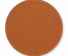 Rundes cognacfarbenes Tischset aus hochwertigem Kunstleder. Die handvernähte Ziernaht kann eine Farbe Ihrer Wahl erhalten. Die Rückseite besteht aus meliertem Wollfilz. Unsere Tischsets sind in 20 Farben verfügbar.