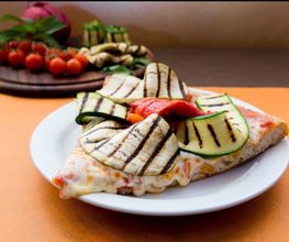 Trancio di pizza con verdure grigliate
