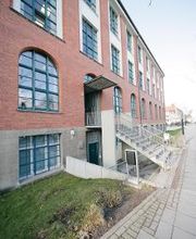 Außenansicht vom Schulungsgebäude mit Blick auf den Eingangsbereich.