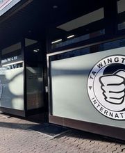 TA WingTsun Langenhagen - Moderner Eingangsbereich einer Kampfsportschule in Langenhagen mit großen Schaufenstern, Sichtschutzfolie und gut sichtbarem Trainingsstudio für Selbstverteidigung und Kampfkunst.
