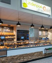 Bäckerei und Bake-off
Heißer Kaffee am Morgen, luftige Brötchen am Mittag und süßer Kuchen am Abend? Unser Lindenpark Café ist Ihre Adresse, wenn es um Backwaren und Kaffeespezialitäten geht. Neuer Name – gleiche Qualität. Unser Lindenpark Café ist aus der Bäckerei Schäfers entstanden, die uns aber nach wie vor mit ihren ausgezeichneten Produkten versorgt, sodass Sie im Vorkassenbereich unseres Centers mit gewohntem Warenangebot bedient werden.