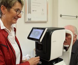 Augenoptikmeisterin Beate Bauer Bild 2