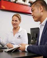 Das Team von Mail Boxes Etc. besteht aus engagierten und erfahrenen Experten, die sich darauf konzentrieren, Ihnen den bestmöglichen Service zu bieten. Wir sind stolz darauf, ein professionelles und freundliches Team zu haben, das Ihnen bei allen Fragen und Anliegen rund um den Versand und andere Dienstleistungen zur Verfügung steht.Unsere Mitarbeiter sind speziell ausgebildet, um Ihnen individuelle Lösungen für Ihre spezifischen Bedürfnisse zu bieten. Wir hören zu und beraten Sie gerne bei der Auswahl des richtigen Services und der optimalen Versandoptionen. Bei Mail Boxes Etc. ist der Kundenservice unsere oberste Priorität und wir tun alles, um sicherzustellen, dass Sie mit unseren Dienstleistungen zufrieden sind.Unser Team ist auch auf dem neuesten Stand der Technik und nutzt modernste Tools und Technologien, um Ihnen eine schnelle und effiziente Abwicklung Ihrer Anfragen und Aufträge zu ermöglichen.Wenn Sie Fragen haben oder Hilfe benötigen, zögern Sie bitte nicht, uns zu kontaktieren. Wir freuen uns darauf, Ihnen zu helfen!