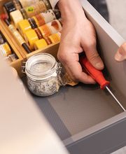 Schnelle Hilfe durch unsere Service-Profis bei Defekten von Küchenschubladen, Wasserschäden oder defekten Küchengeräten wie Kühlschränke, Geschirrspüler, Backofen etc. 