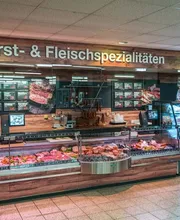 Frischetheke
Ob Fleisch oder Wurst – an unserer Frischetheke kannst Du Dich von der Qualität und Vielfalt unseres Sortiments überzeugen. Wir arbeiten eng mit regionalen Produzenten zusammen, um Dir stets das Beste zu bieten.