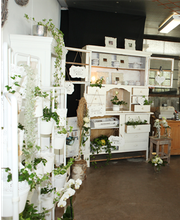 Geschäftsführerin und Geschäftsräumlichkeiten Innenansicht