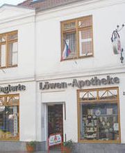 Aussenansicht der Privil. Löwen Apotheke