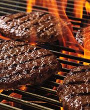 Nous n'avons jamais éteint le grill! Depuis plus de 60 ans, nous sommes fidèles à la tradition de fabrication de nos burgers. 100% boeuf grillé sur un vrai feu et légumes frais, ce goût unique que vous pouvez ressentir à chaque bouchée!