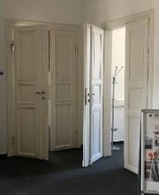 Eingangsbereich mit mehreren Türen und einem WBS TRAINING Aufsteller.