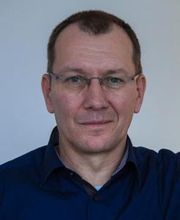 Portrait eines männlichen Mitarbeiters mit Brille. Fachleitung Bildung