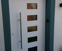 Haustüre aus Aluminium mit Edestahlgriff