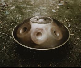 Die Spirit Wave Handpans eignen sich auf Grund des sehr klaren und feinen Klangs gut für Studio-Aufnahmen. Aus gutem Grund werden sie deswegen auch besonders gerne zur Begleitung von Meditation, Yoga und Klangreisen verwendet. Die Klänge öffnen einen Raum des inneren Erlebens, der Achtsamkeit und des sinnlichen Spürens.
Du kannst die Spirit Wave Handpan im Handpan Showroom Oldenburg ausprobieren und kaufen oder bei www.Handpan.World online bestellen.