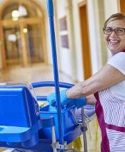 Mitarbeiterin der Gebäudereinigung bei der Unterhaltsreinigung von Patientenzimmern, -bädern und Büros