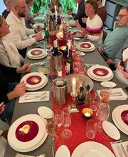 Geschlossene Gesellschaft Feine Rote-Bete-Suppe mit Cremehaube und knusprigem Topping, serviert als Teil des Menüs bei Geschlossene Gesellschaft Hamburg.