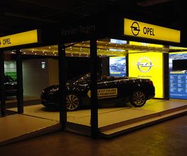 Messe stand mit frame+-Rahmen und Digital Signage