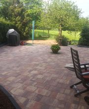 Gepflasterte Terrasse aus Betonsteinen