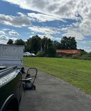 Rasenmähen auf einem großen Industriegelände