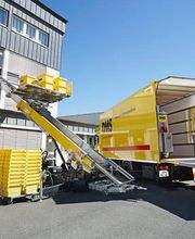 Außenaufzug bei der Beladung eines DMS-Umzugsfahrzeugs