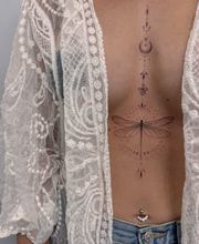fineline Underboob. Ornamentales Design mit einer Libelle