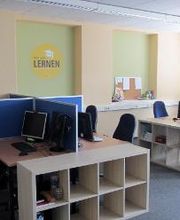 Heller Schulungsraum mit mehreren PC-Arbeitsplätzen.
